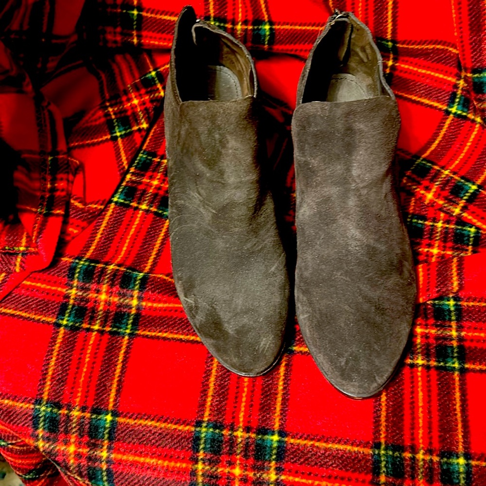 Donald Pliner brown suede booties
